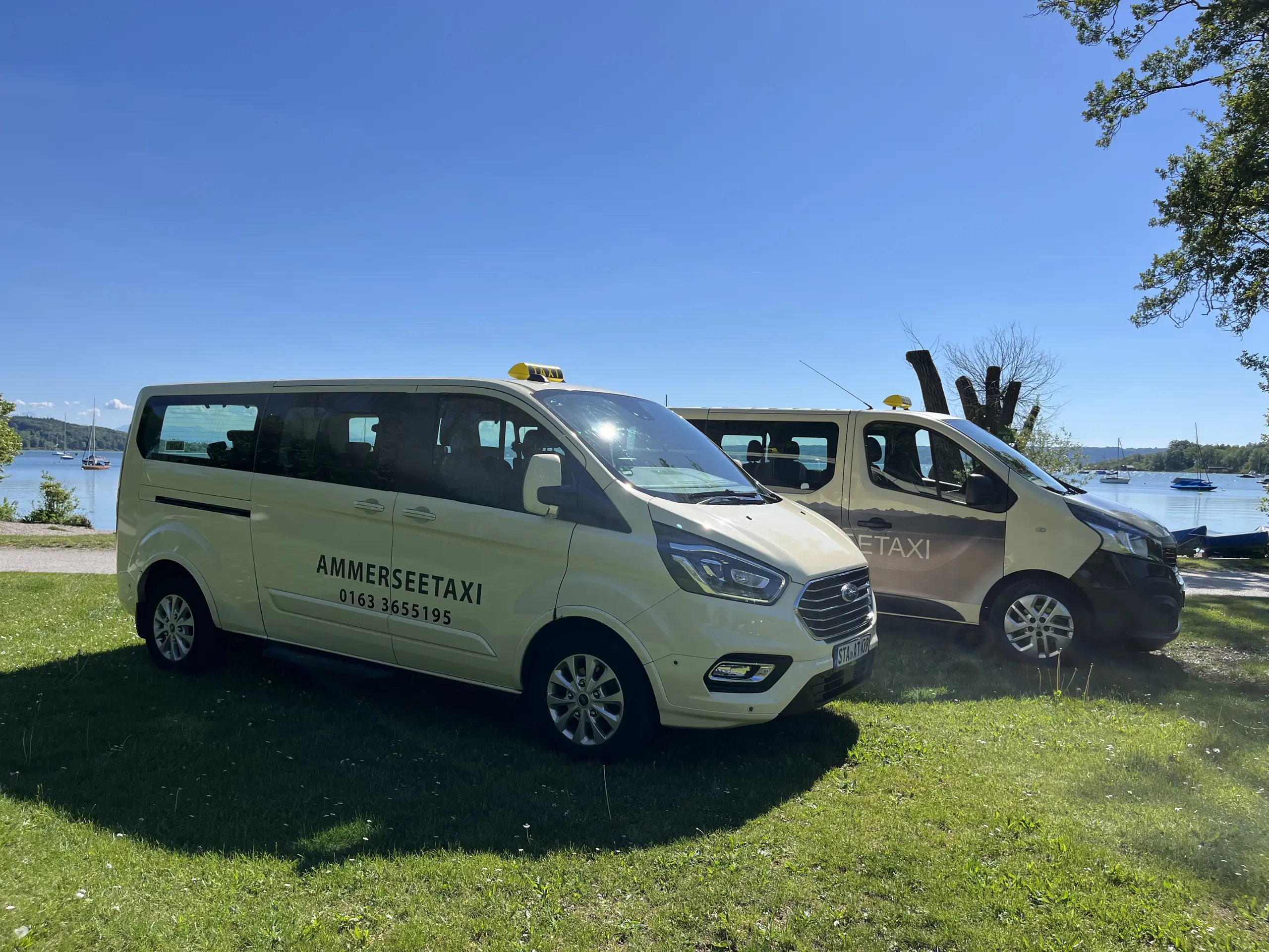 Die beiden Großraumtaxis von AmmerseeTaxi stehen direkt am Seeufer in Herrsching